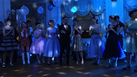 How to Dance at Prom: A Guide to an Enchanting Evening